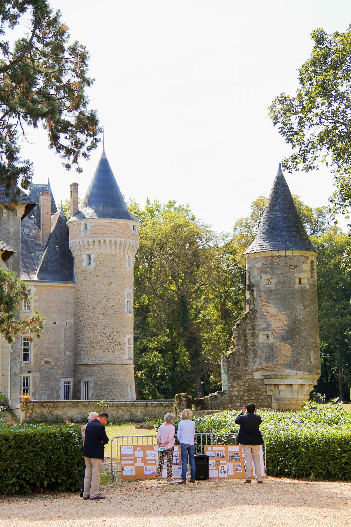 Les tourelles restaurées au XIXème du château de Pescheseul, qui a 800 ans !